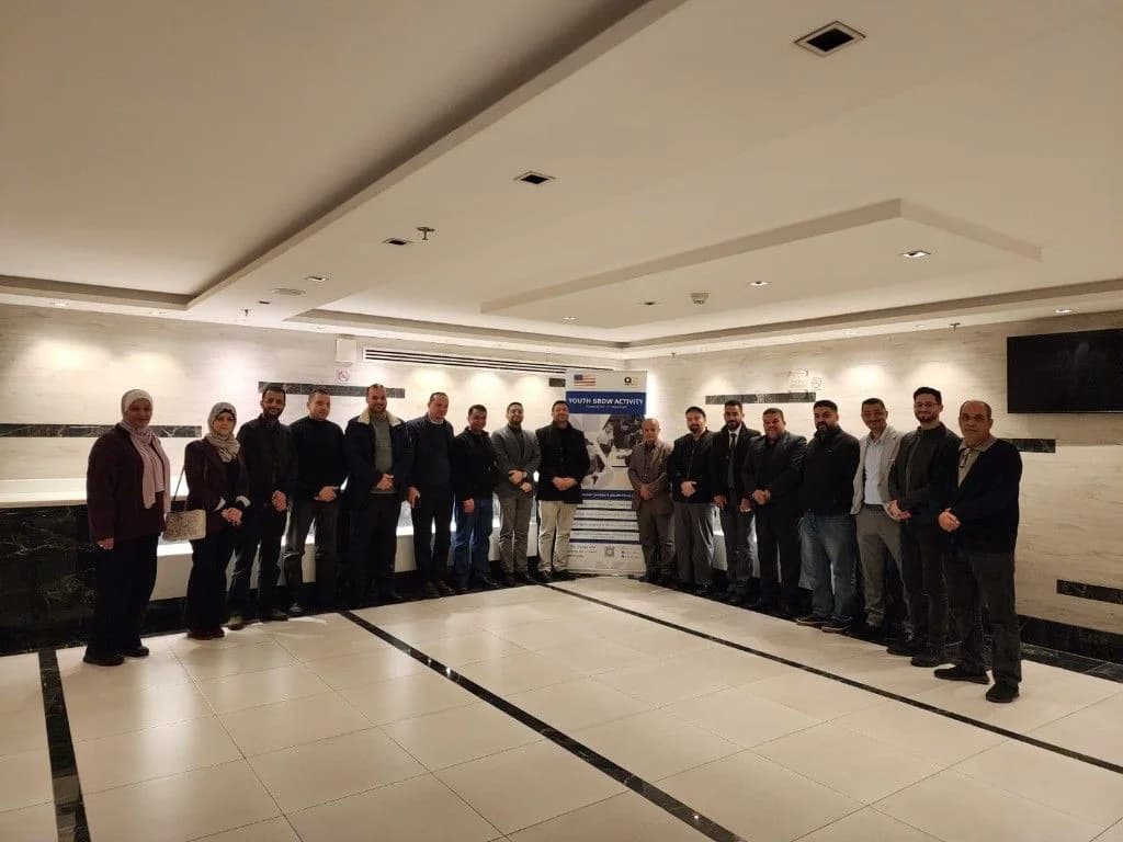 فريق الرؤى والشركاء خلال ورشة Youth Grow لتطوير معيار فني تحليل البيانات